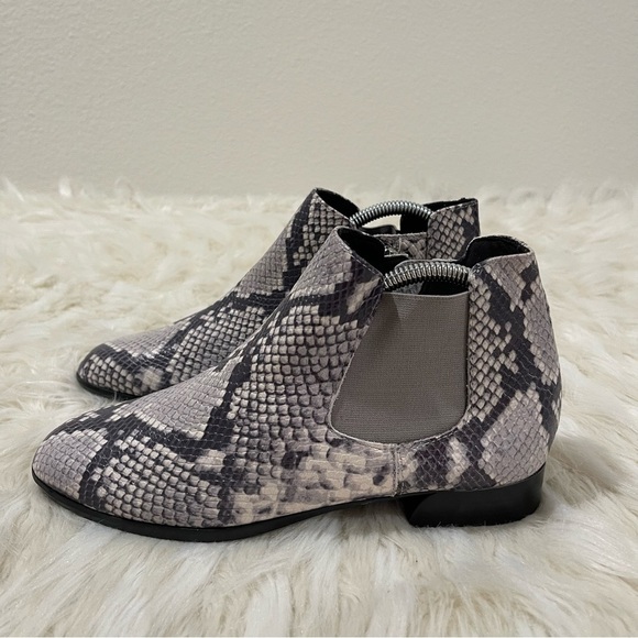 Women’s Munro Cate Grey Water Resistance Snake Print Booties 9 US! - Picture 8 of 11